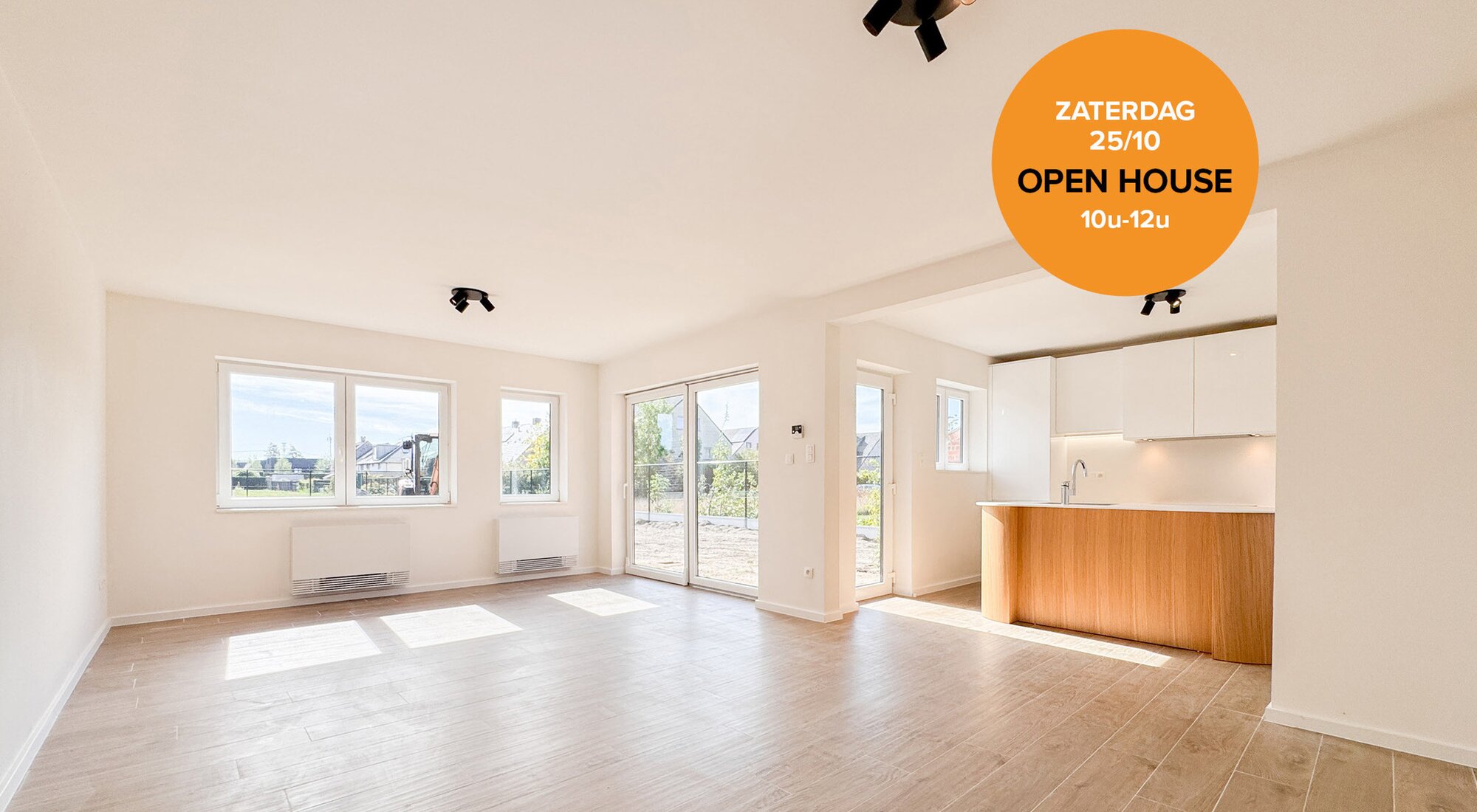 Maison semi-ouverte avec jardin ensoleillé et garage intégré