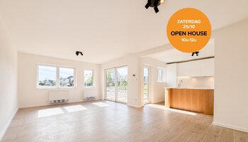 Maison semi-ouverte avec jardin ensoleillé et garage intégré