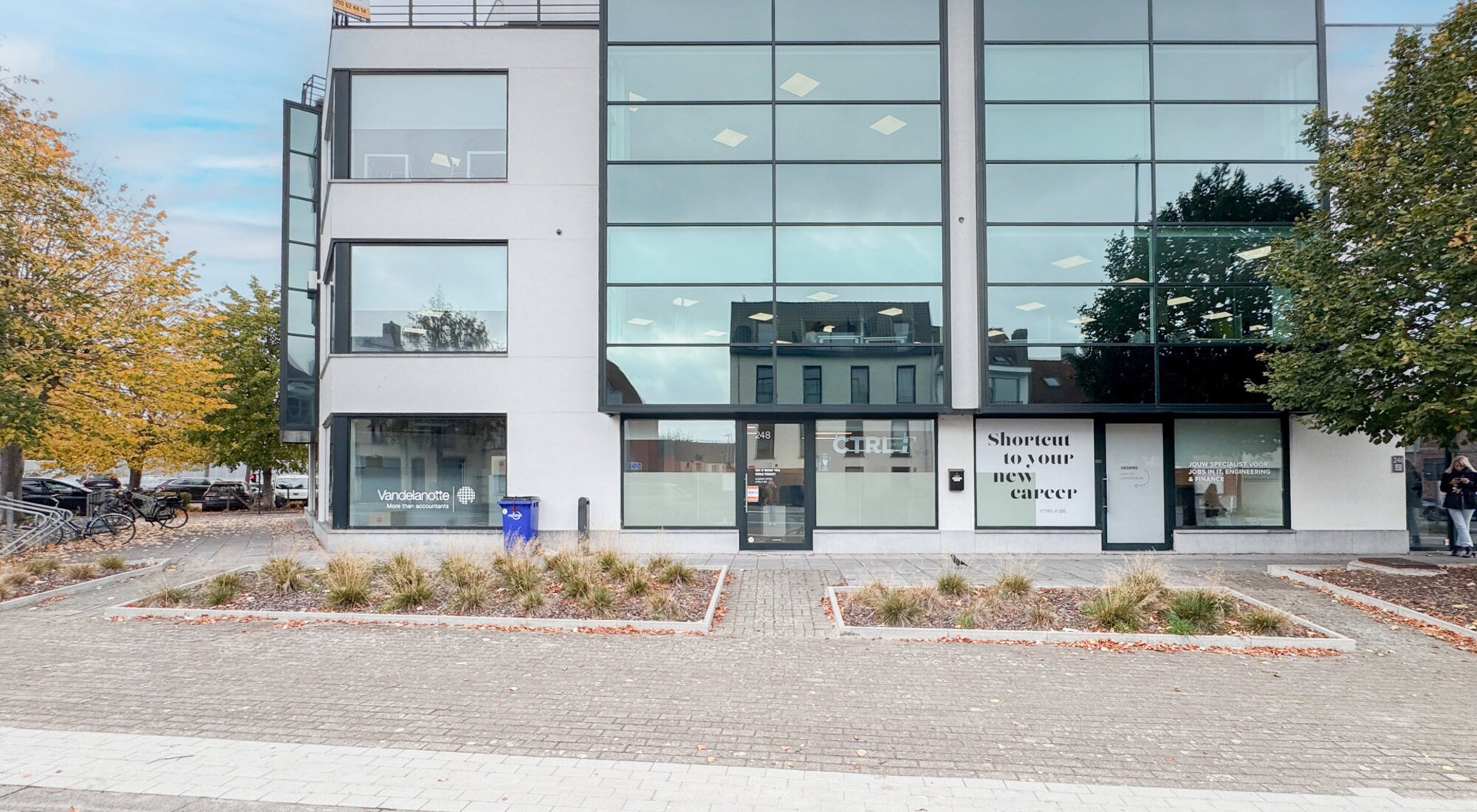 Instapklaar kantoorpand op commerciële ligging met publieke parking vlakbij