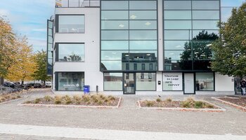 Instapklaar kantoorpand op commerciële ligging met publieke parking vlakbij