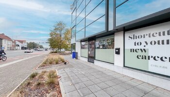 Instapklaar kantoorpand op commerciële ligging met publieke parking vlakbij