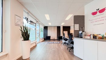 Instapklaar kantoorpand op commerciële ligging met publieke parking vlakbij