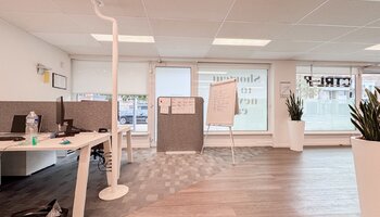 Instapklaar kantoorpand op commerciële ligging met publieke parking vlakbij