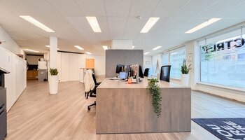 Instapklaar kantoorpand op commerciële ligging met publieke parking vlakbij