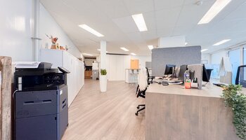 Instapklaar kantoorpand op commerciële ligging met publieke parking vlakbij