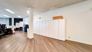 Instapklaar kantoorpand op commerciële ligging met publieke parking vlakbij