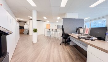 Instapklaar kantoorpand op commerciële ligging met publieke parking vlakbij