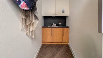 Instapklaar kantoorpand op commerciële ligging met publieke parking vlakbij