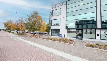 Instapklaar kantoorpand op commerciële ligging met publieke parking vlakbij