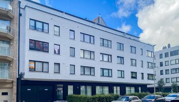 Ruim appartement met groot potentieel en ruim terras (17 m²) nabij het strand en het centrum