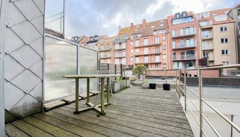 Ruim appartement met groot potentieel en ruim terras (17 m²) nabij het strand en het centrum