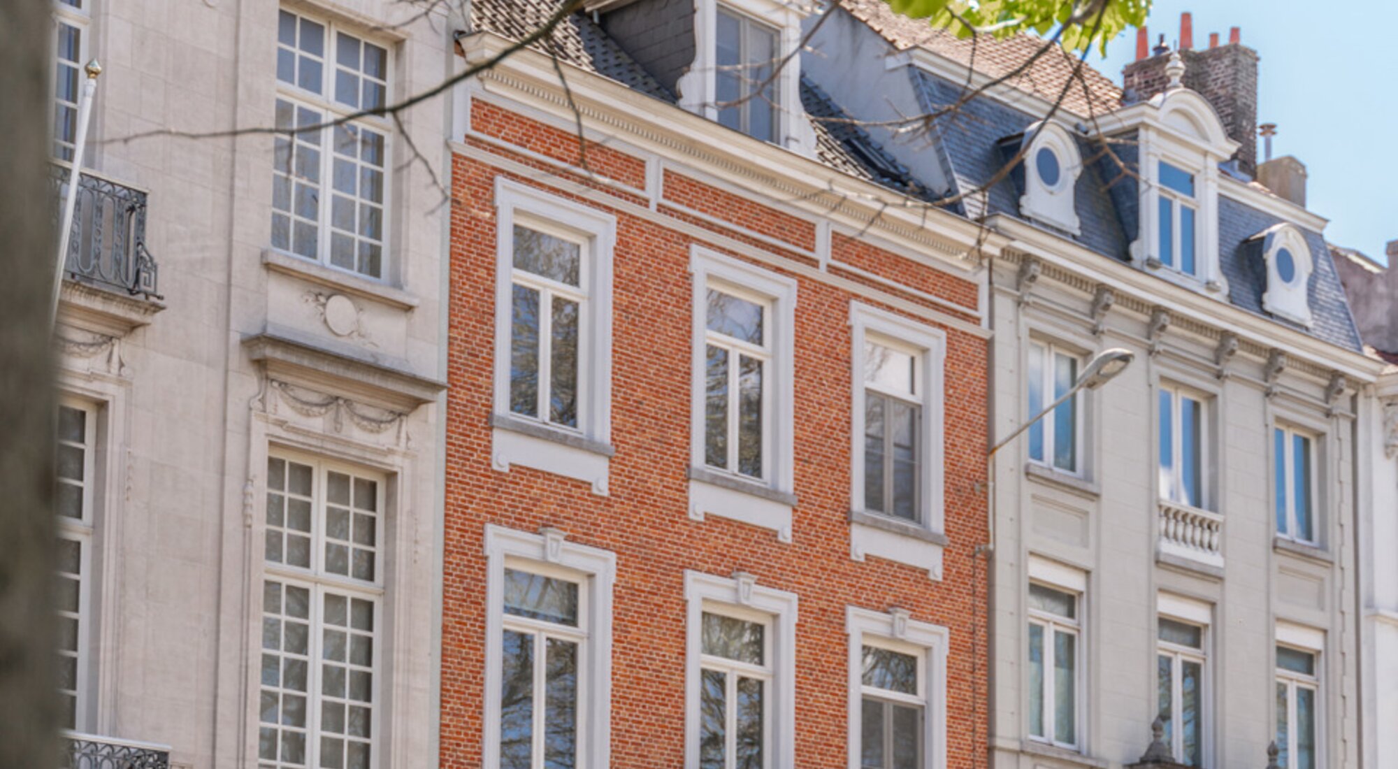 Authentieke en stijlvol gerenoveerde herenwoning met stadstuin en dakterras