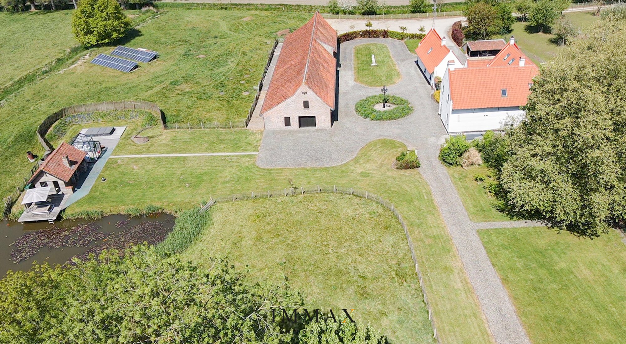 Authentiek landhuis met een aansluitende woonst, alleenstaande schuur gelegen in alle privacy