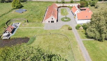 Authentiek landhuis met een aansluitende woonst, alleenstaande schuur gelegen in alle privacy