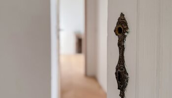 Authentiek gerenoveerd gelijkvloers appartement – Residentie Della Faille