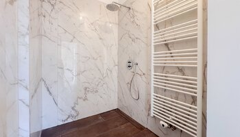 Authentiek gerenoveerd gelijkvloers appartement – Residentie Della Faille