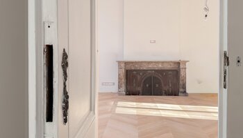 Authentiek gerenoveerd gelijkvloers appartement – Residentie Della Faille