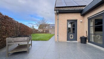 Instapklare halfopen eengezinswoning met zuidgerichte tuin