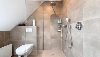 Instapklare halfopen eengezinswoning met zuidgerichte tuin