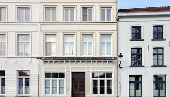 Lichtrijk appartement met binnenkoer in karaktervol gebouw