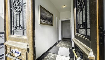Lichtrijk appartement met binnenkoer in karaktervol gebouw