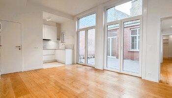 Lichtrijk appartement met binnenkoer in karaktervol gebouw