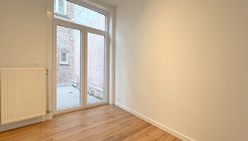 Lichtrijk appartement met binnenkoer in karaktervol gebouw