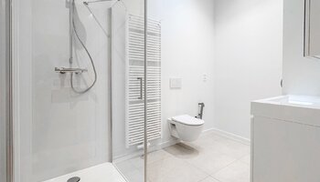 Lichtrijk appartement met binnenkoer in karaktervol gebouw