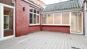 Lichtrijk appartement met binnenkoer in karaktervol gebouw