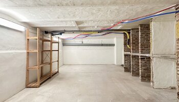 Lichtrijk appartement met binnenkoer in karaktervol gebouw