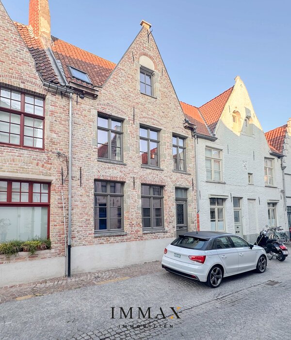 Volledig gerenoveerde stadswoning met zonnige koer