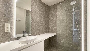 Centraal gelegen nieuwbouw appartement met groot terras (>40m²)