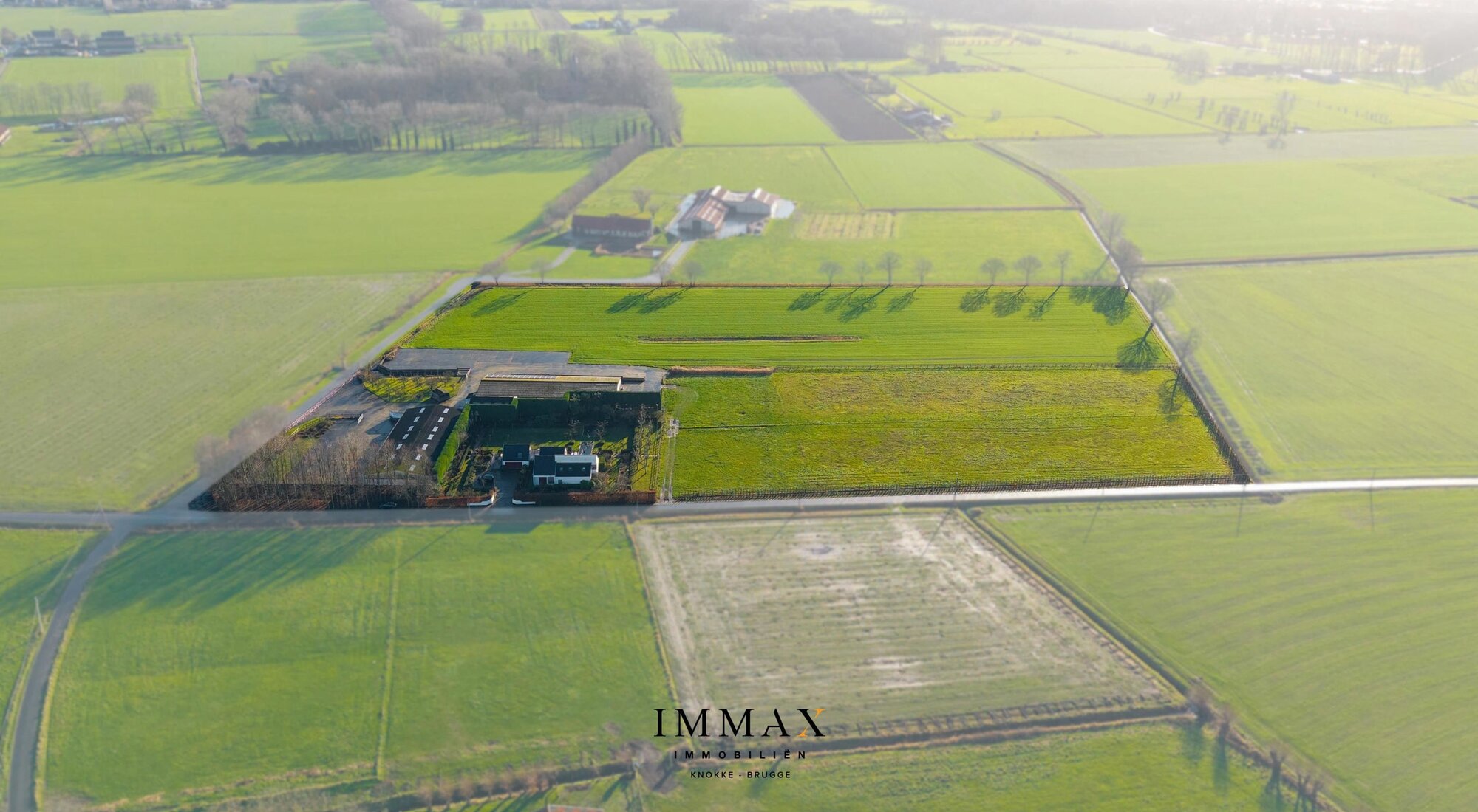 Villa op landelijke ligging met loodsen en weiland vlakbij Damse Vaart