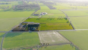 Villa op landelijke ligging met loodsen en weiland vlakbij Damse Vaart