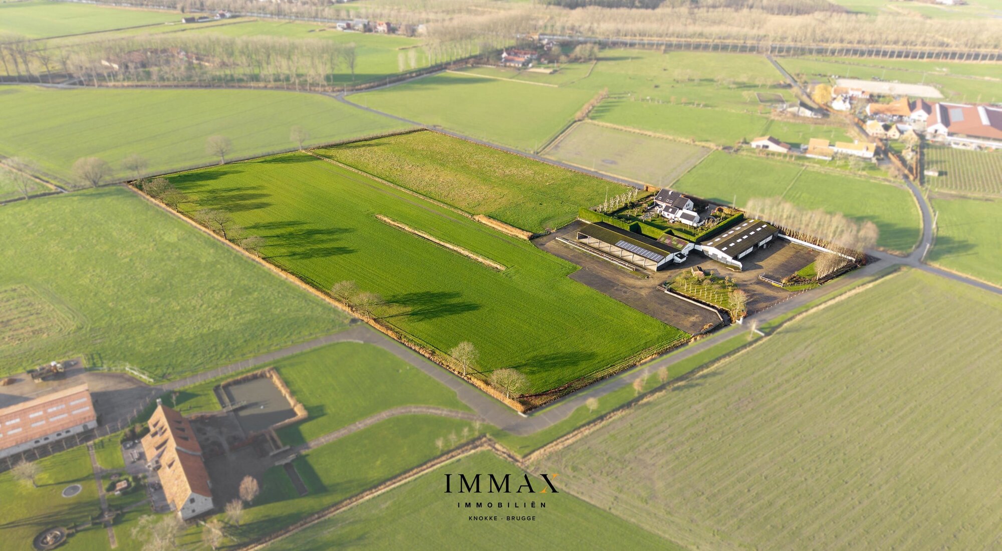 Villa op landelijke ligging met loodsen en weiland vlakbij Damse Vaart