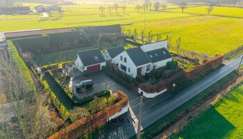 Villa op landelijke ligging met loodsen en weiland vlakbij Damse Vaart