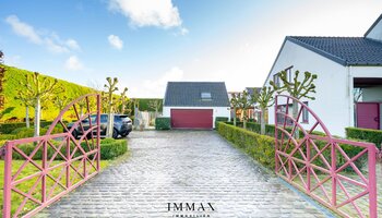 Villa op landelijke ligging met loodsen en weiland vlakbij Damse Vaart