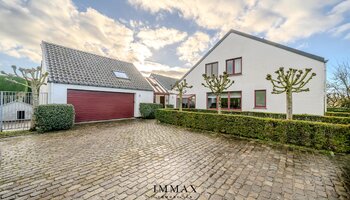 Villa op landelijke ligging met loodsen en weiland vlakbij Damse Vaart