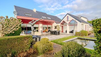 Villa op landelijke ligging met loodsen en weiland vlakbij Damse Vaart