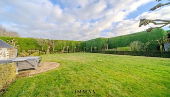 Villa op landelijke ligging met loodsen en weiland vlakbij Damse Vaart