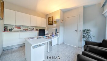 Villa op landelijke ligging met loodsen en weiland vlakbij Damse Vaart