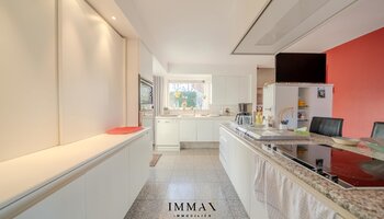 Villa op landelijke ligging met loodsen en weiland vlakbij Damse Vaart