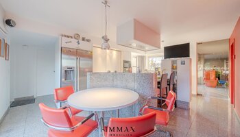 Villa op landelijke ligging met loodsen en weiland vlakbij Damse Vaart