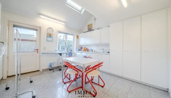 Villa op landelijke ligging met loodsen en weiland vlakbij Damse Vaart