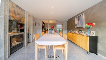 Villa op landelijke ligging met loodsen en weiland vlakbij Damse Vaart