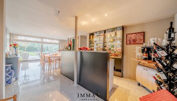 Villa op landelijke ligging met loodsen en weiland vlakbij Damse Vaart