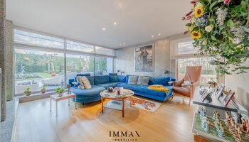 Villa op landelijke ligging met loodsen en weiland vlakbij Damse Vaart