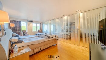 Villa op landelijke ligging met loodsen en weiland vlakbij Damse Vaart