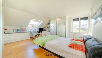 Villa op landelijke ligging met loodsen en weiland vlakbij Damse Vaart