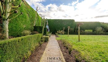 Villa op landelijke ligging met loodsen en weiland vlakbij Damse Vaart